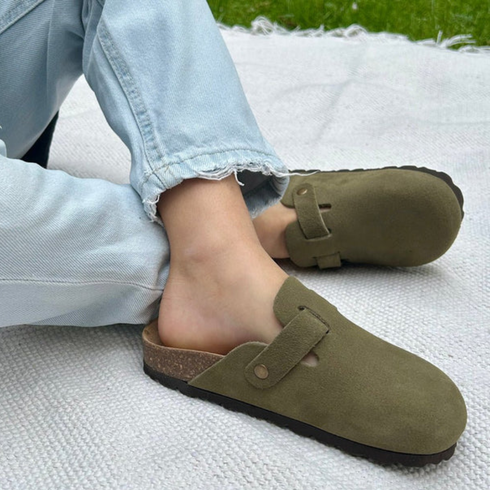 Sabots Daim – Bride Réglable – Semelle Antidérapante