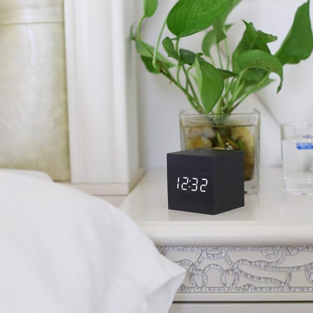 Réveil LED Design Minimaliste & Affichage Automatique